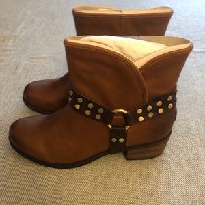 New In-box Ugg Darling Harness Ankle Boot, Size 8.5